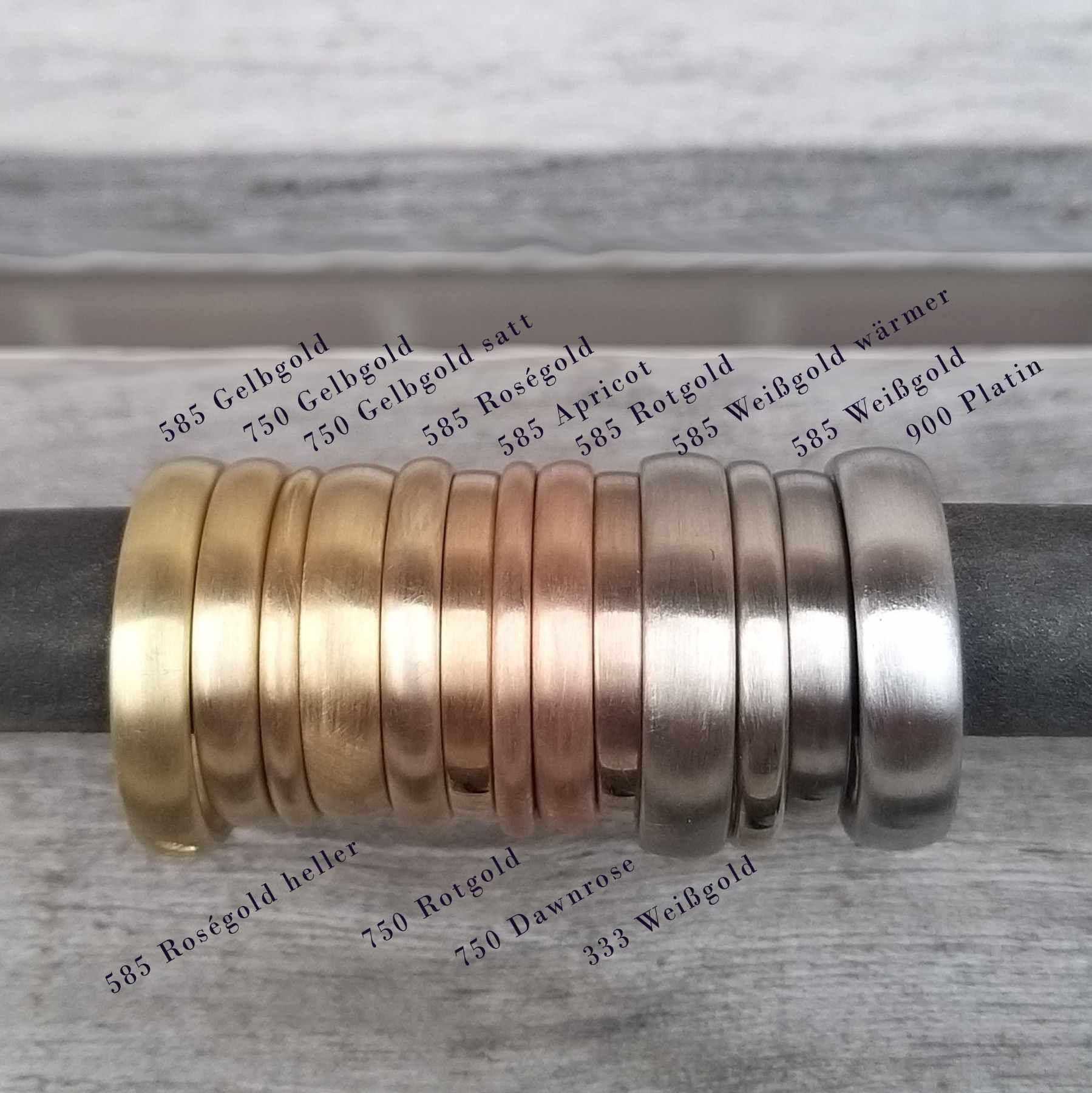 Farbvergleich verschiedener Goldlegierungen: von 585 Gelbgold über 750 Roségold bis 900 Platin